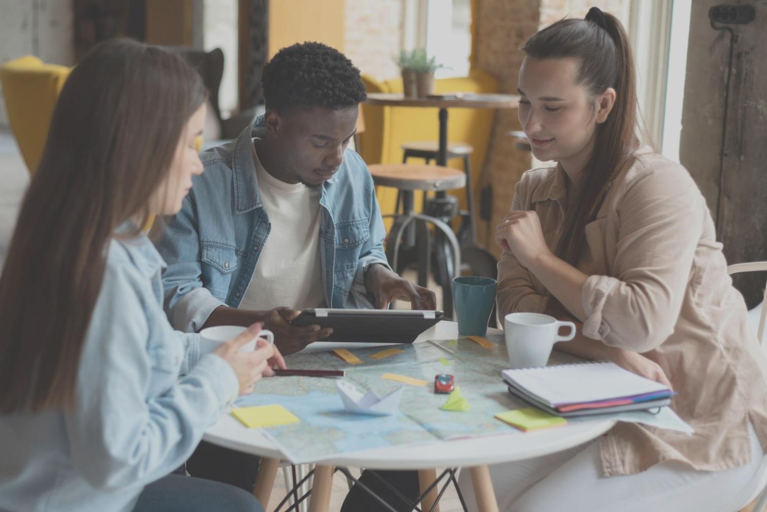 Unser Team bei der Arbeit - Analyse von Marktdaten und Handelsstrategien